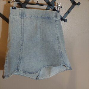 Denim skirt with back zipper